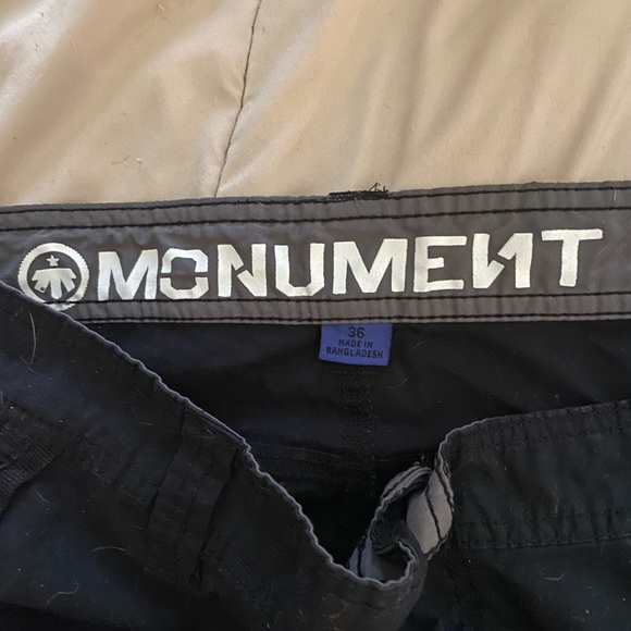 Black lightweight Monument cargo shorts from kohl’s. EUC. Sz 36 - Picture 2 of 3